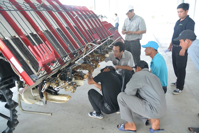 Một trung tâm giống cây trồng đang bảo dưỡng mũi cấy cho những chiếc máy cấy Yanmar