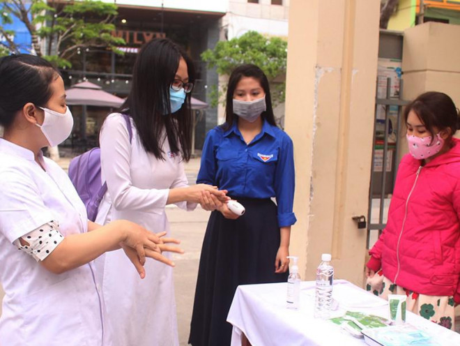 Học sinh lớp 12 tại TP Đà Nẵng rửa tay bằng dung dịch sát khuẩn trước khi vào lớp học trong ngày 2-3. Ảnh: TÂM AN