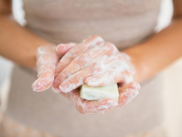 Thế giới - Xà phòng rửa tay hay dung dịch sát khuẩn loại trừ virus Corona tốt hơn?