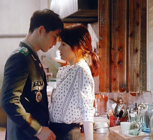Cảnh hôn đầu tiên của Song Joong Ki và Song Hye Kyo diễn ra trong tập 4 Hậu duệ mặt trời (2016) từng gây ấn tượng mạnh với người xem. 