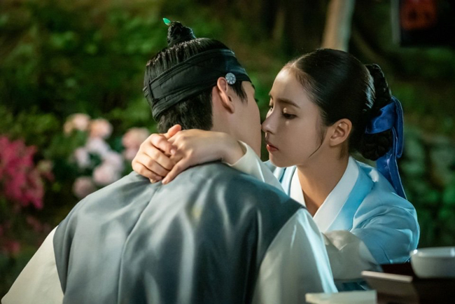 Cha Eun Woo và Shin Se Kyung cũng gây sốt với nhiều cảnh thân mật trong phim cổ trang Rookie Historian Goo Hae Ryung (2019). 
