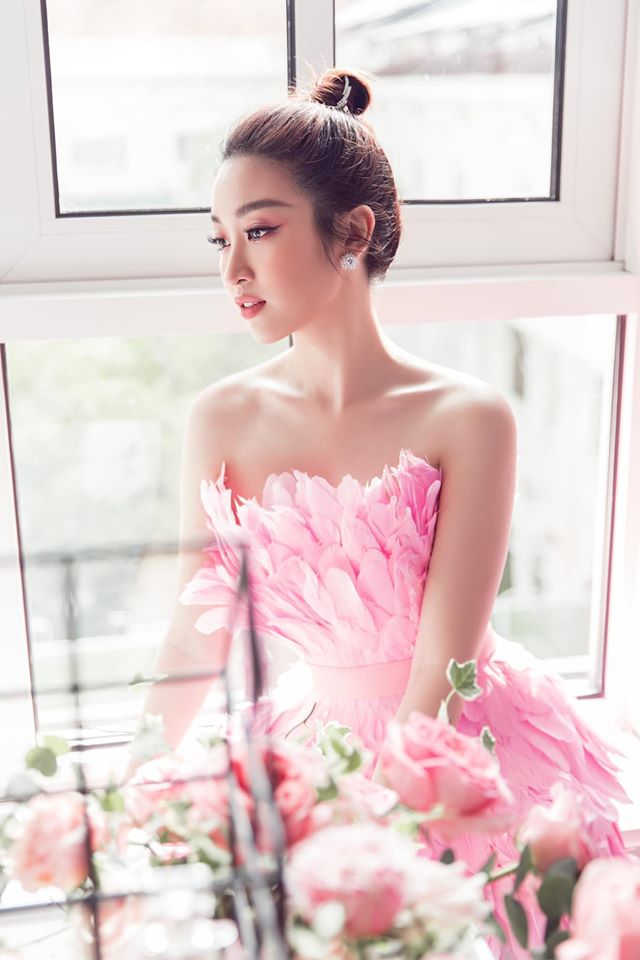 Cả ngàn chiếc lông vũ để tạo nên bộ váy hồng hạc của Mỹ Linh - 3