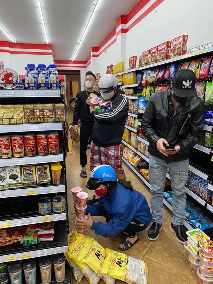 Ngay sau khi có thông báo, nhiều người Hà Nội đã vội vã đi mua thực phẩm tích trữ ngay trong đêm tại các cửa hàng 24/7 trên địa bàn thành phố.