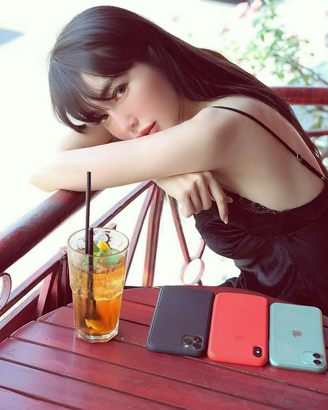 Sau khi vướng tin đồn hôn nhân rạn nứt, Elly Trần thường xuyên đăng tải hình ảnh nóng bỏng trên trang cá nhân.