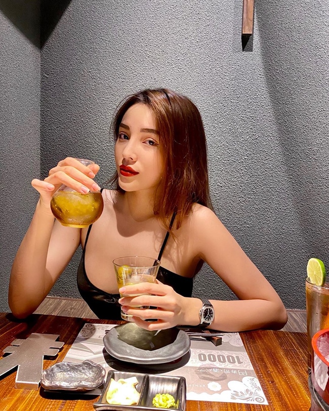 Kỳ Duyên là Hoa hậu bị nhận nhầm với nhiều người đẹp showbiz Việt nhất. Đặc biệt, ở góc chụp nghiêng, nhan sắc người đẹp 9X trông &#34;hao hao&#34; các mỹ nữ khác.