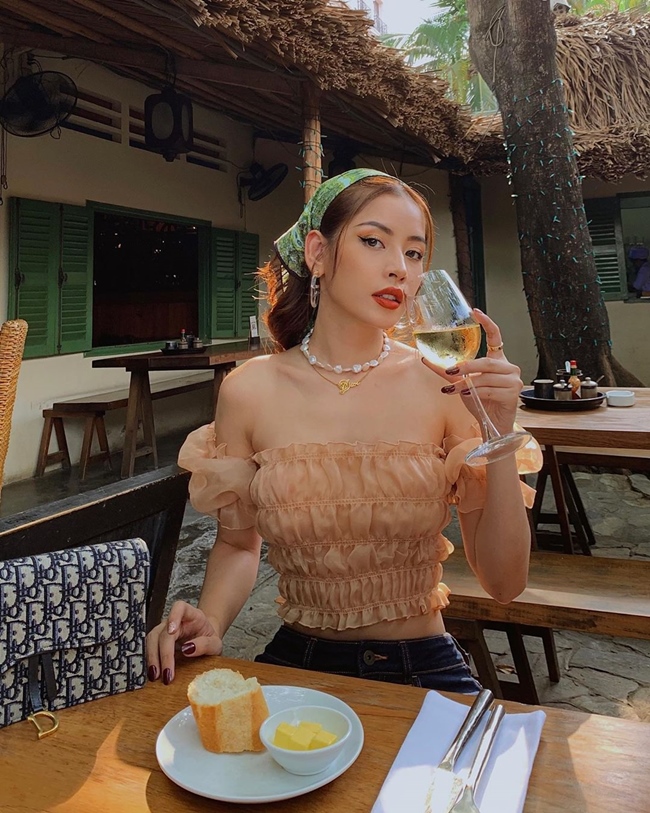 Cựu hot girl Hà thành mặc gợi cảm đi ăn tại một cửa hàng mang đậm phong cách cổ điển