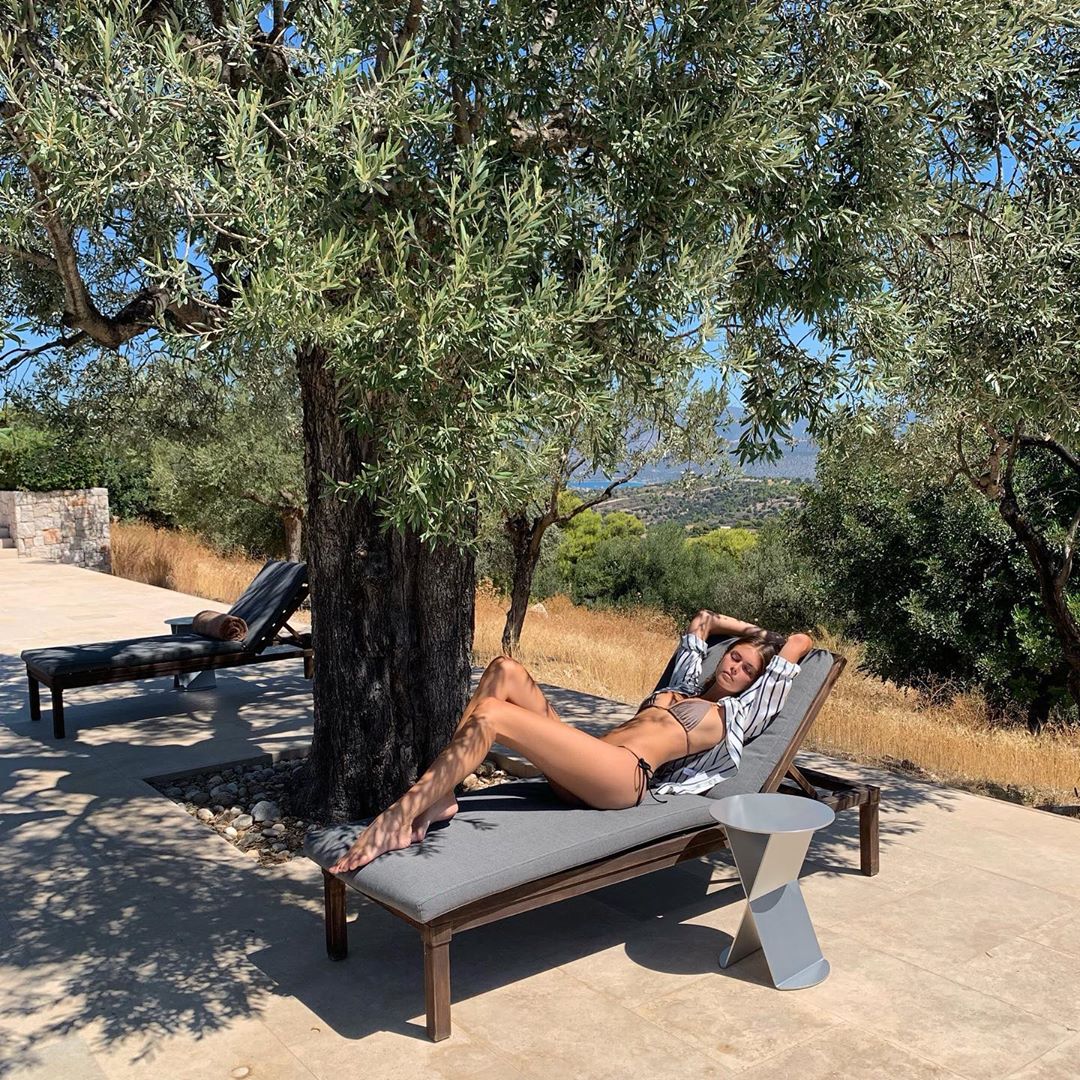 Kaia Gerber khiến nhiều người bàn tán về thân hình "gió thổi bay".