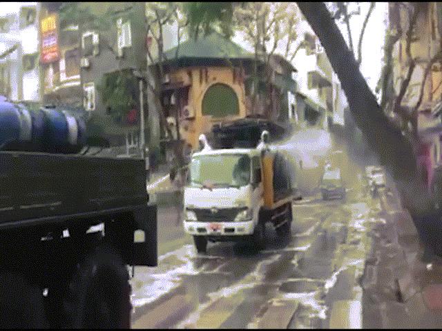 Tin tức trong ngày - Clip: Con phố có người nhiễm Covid-19 tại Hà Nội được quân đội khử trùng