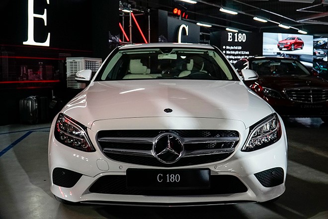 Cận cảnh Mercedes-Benz C180 2020 tại Việt Nam, có giá 1,399 tỷ đồng - 2
