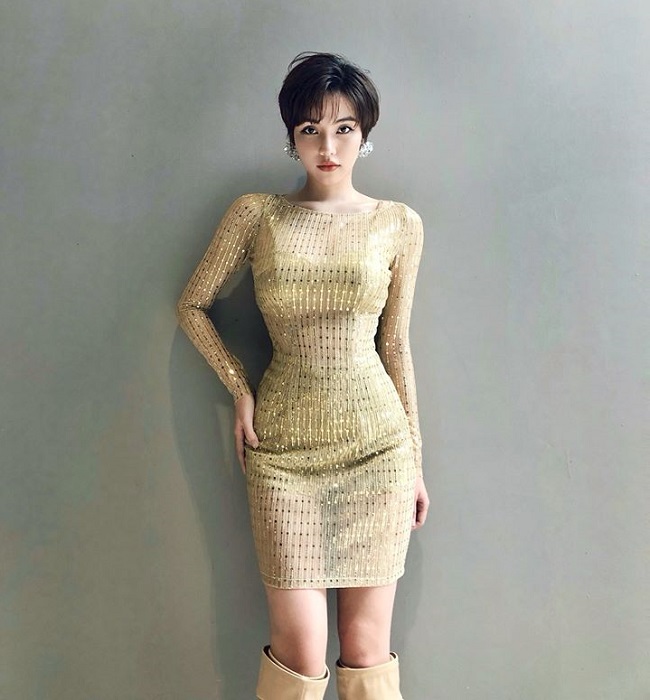 Những lúc khác, Hương Giang cũng xuất hiện với phong cách nữ tính khi chọn váy ôm sát body nóng bỏng. 