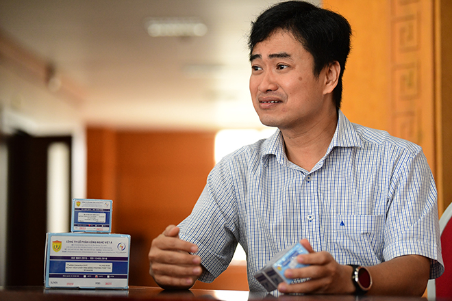 Ông Phan Quốc Việt, Tổng giám đốc Công ty cổ phần Công nghệ Việt Á - đối tác nghiên cứu, triển khai sản xuất bộ sản phẩm kít xét nghiệm Covid-19