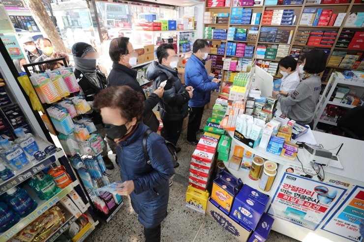 Người dân xếp hàng mua khẩu trang tại một hiệu thuốc ở Seoul (ảnh: Koreatimes)
