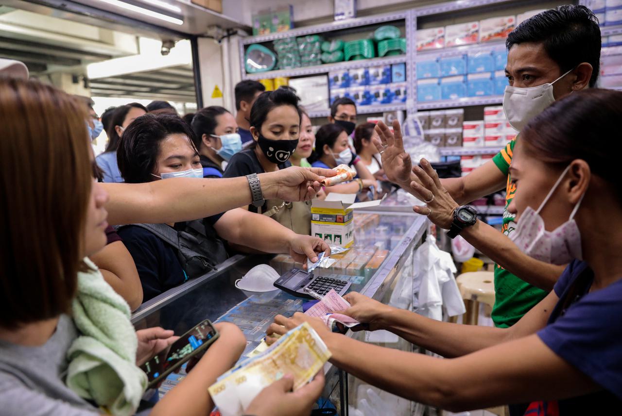 Người dân mua thiết bị y tế tại Philippines (ảnh: Reuters)