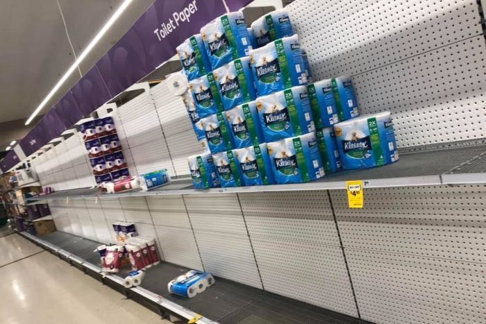 Kệ hàng chỉ còn sót lại vài cuộn giấy vệ sinh trong một siêu thị tại Úc (ảnh: ABC Life)