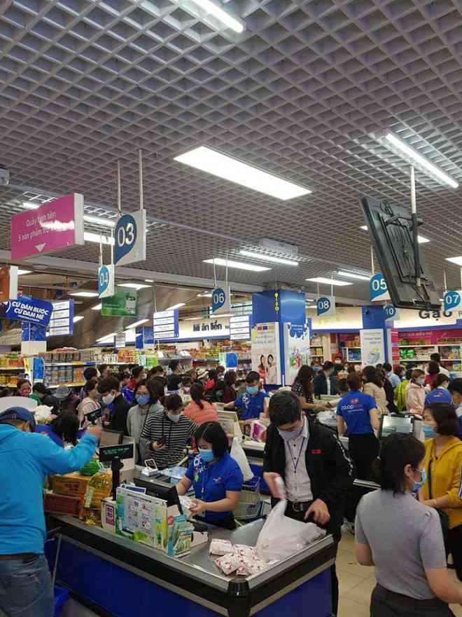 Người dân mua sắm tại siêu thị Co.opmart ngày cuối tuần. Ảnh: MInh Nhi