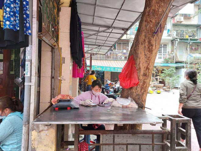 Hàng thịt lợn sạch bong ngay từ sáng sớm 7/3.