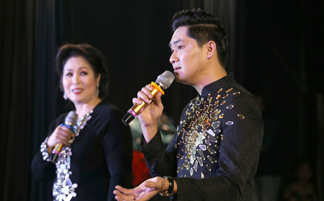 Minh Luân và NSND Hồng Vân đang cùng nhau quản lý sân khấu kịch Chợ Lớn.