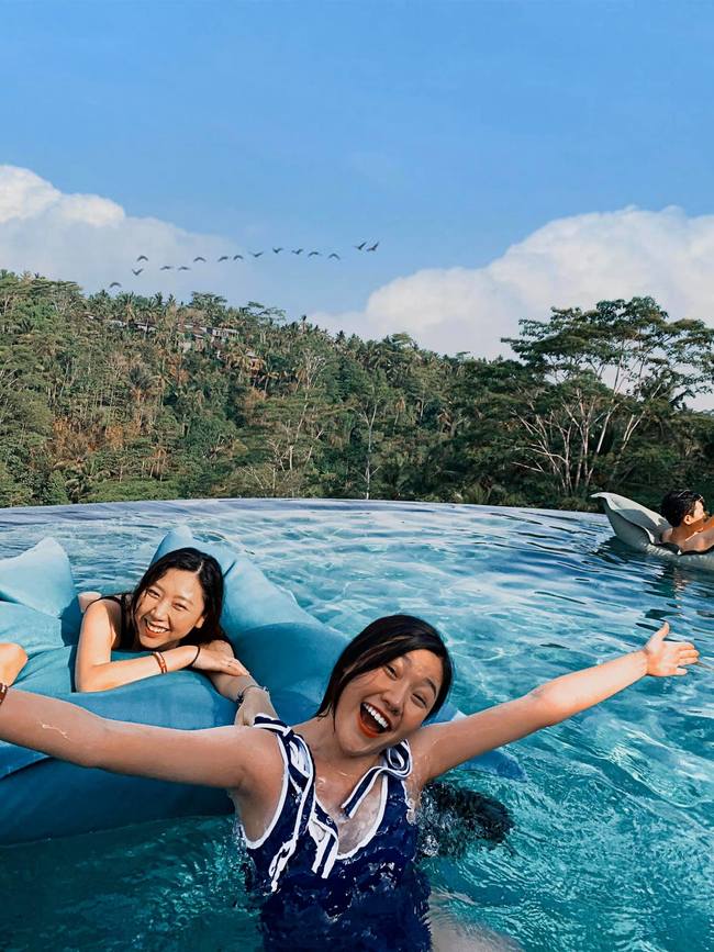Hai chị em vô cùng thân thiết, thường xuyên có những chuyến du lịch tận hưởng cuộc sống.