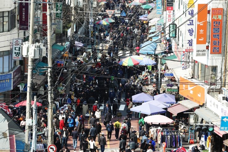 Một khu chợ tại thủ đô Seoul, Hàn Quốc vẫn rất đông đúc vào ngày hôm nay (ảnh: Koreatimes)