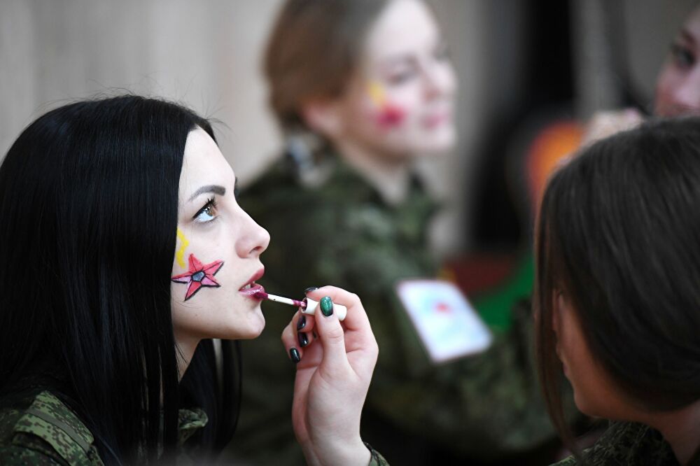 Các nữ quân nhân tham gia cuộc thi “Trang điểm dưới lớp ngụy trang” trong Lực lượng tên lửa chiến lược Nga, được tổ chức tại thành phố Pereslavl-Zalessky.