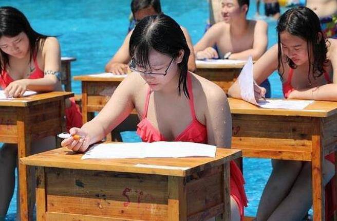 Nữ sinh Trùng Khánh mặc bikini đi thi để chống gian lận? - 1