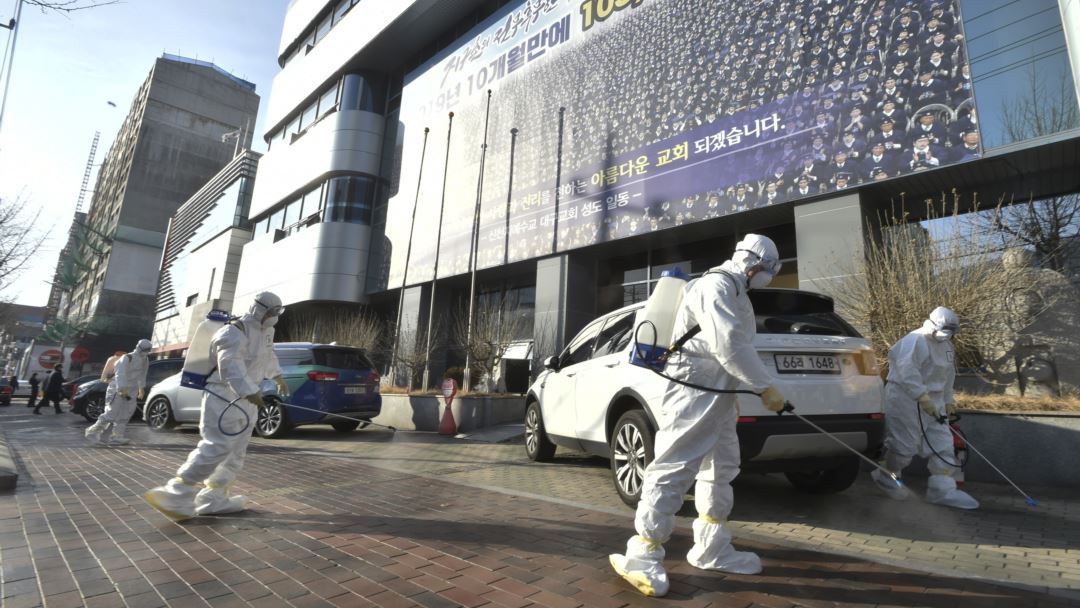 Nhân viên y tế khử trùng một con đường ở Hàn Quốc. Ảnh: Reuters
