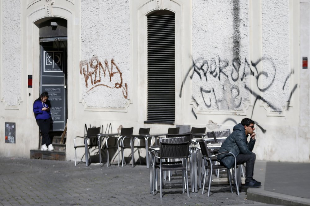 Đường phố vắng vẻ tại thủ đô Rome của Italia (ảnh: AP)