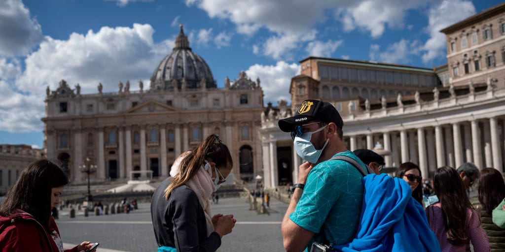 Người dân Italia đeo khẩu trang ở Vatican ngày 8.3.2020.