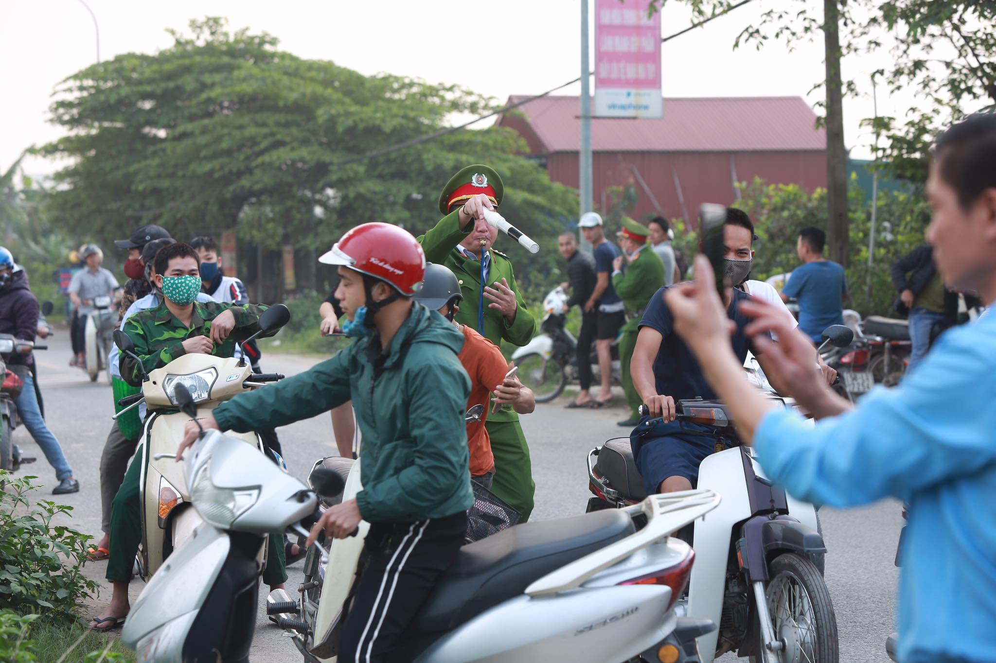 Nhiều người dân theo dõi vụ cháy