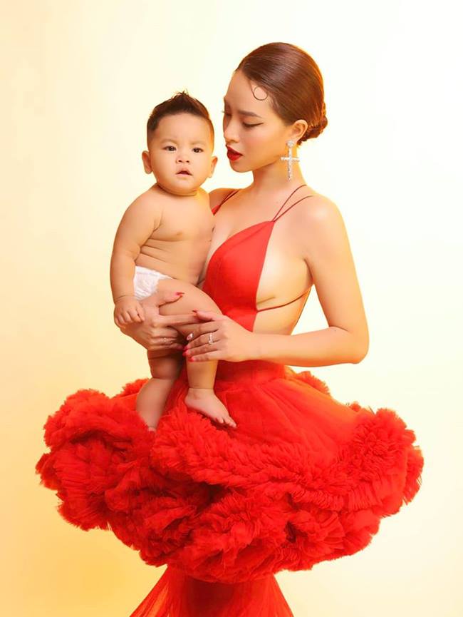 Hải Băng là một trong những mỹ nhân đẻ nhiều nhất showbiz khi đã có 3 nhóc tỳ trong khoảng thời gian ngắn vì vỡ kế hoạch, thế nhưng body chuẩn được cô lấy lại nhanh chóng.&nbsp;