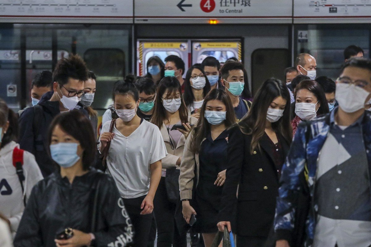 Người Hong Kong đeo khẩu trang tại một nhà ga.