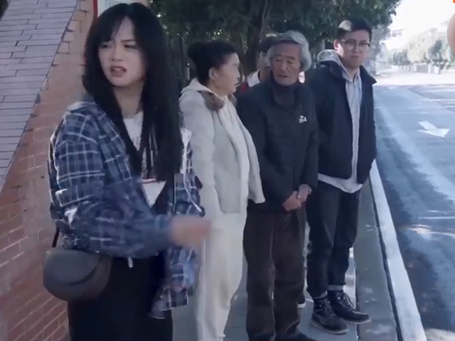 Video Clip Cười - Chỉ vì thanh niên vô ý thức mà cô gái bị nghi "ngáo đá"