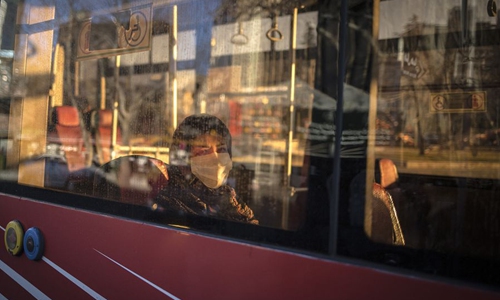 Các phương tiện công cộng khép kín như xe buýt có thể làm tăng nguy cơ nhiễm Covid-19.