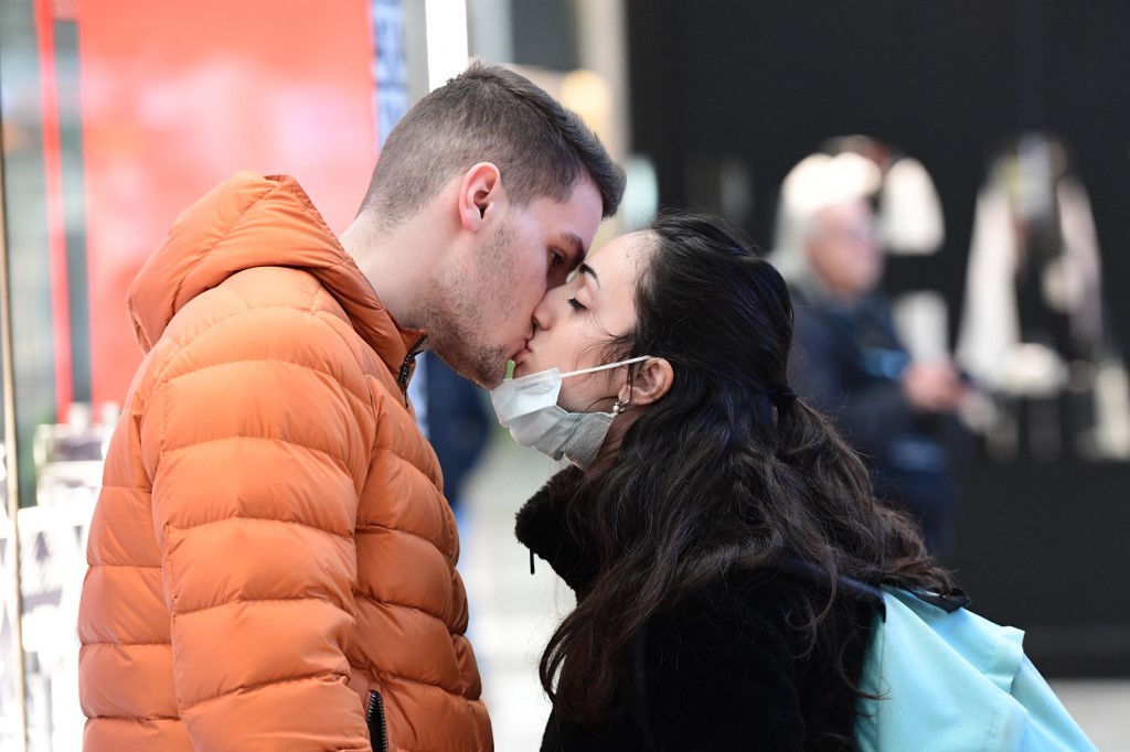 Một đôi nam nữ hôn nhau chào tạm biệt tại Milan trước khi rời đi (ảnh: AP)