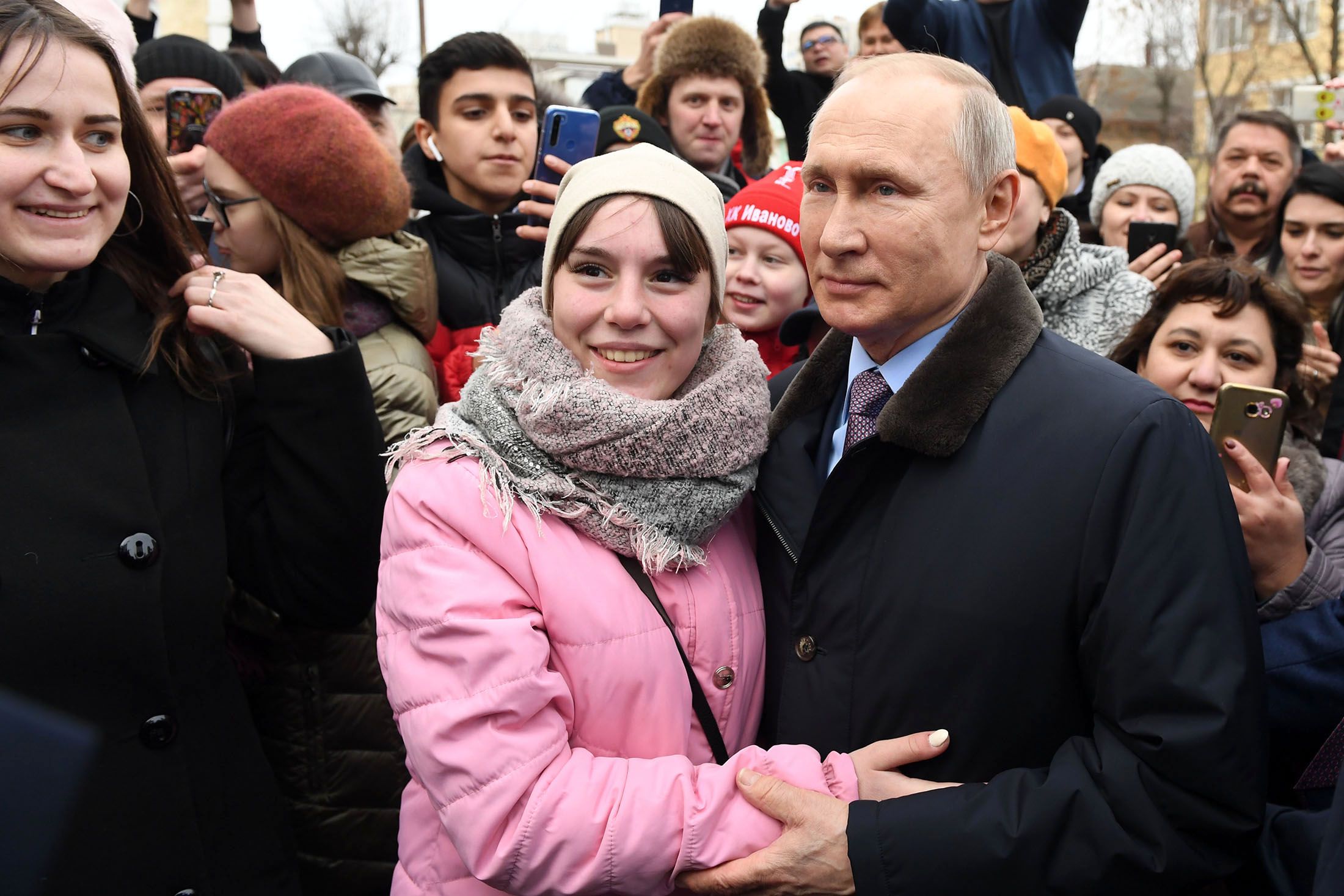 Ông Putin chụp ảnh cùng người dân trong chuyến thăm đến Ivanovo (ảnh: Kremlin)
