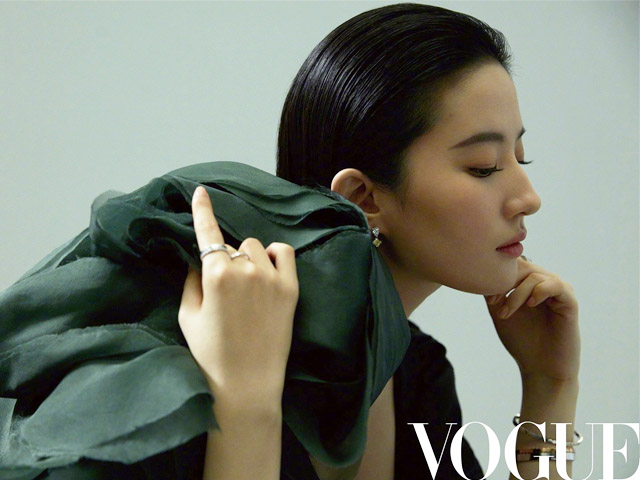 Lưu Diệc Phi tẻ nhạt trên tạp chí thời trang Vogue