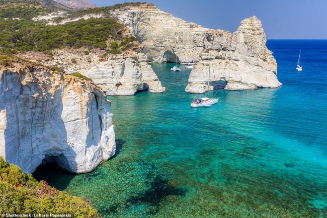 Kleftiko, Hi Lạp: Điểm hấp dẫn nhất tại bãi biển này là có hệ thống hang động tuyệt đẹp. Du khách có thể du ngoạn bằng thuyền hay bơi qua hang động.
