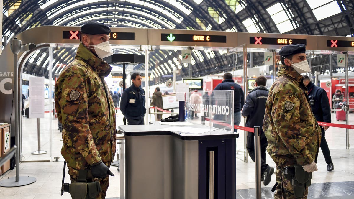 Một sĩ quan cảnh sát đang làm nhiệm vụ tại ga tàu ở Milan (ảnh: SCMP)