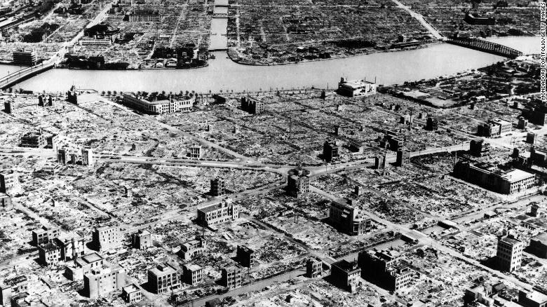 Cảnh tượng tan hoang ở Tokyo sau đợt ném bom ngày 10.3.1945.