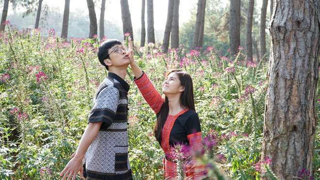 Trần Nghĩa trở lại màn ảnh nhỏ với vai nam chính trong phim truyền hình&nbsp;Nhà trọ Balanha, tình tứ cùng bạn diễn Trần Vân