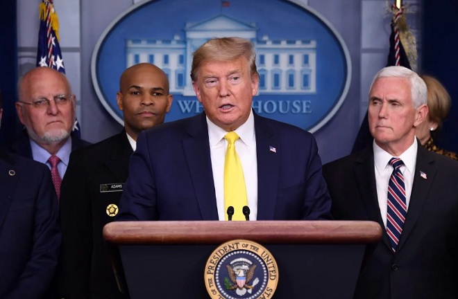 Ông Trump và đội ngũ trong chính quyền trả lời họp báo tại Nhà Trắng.