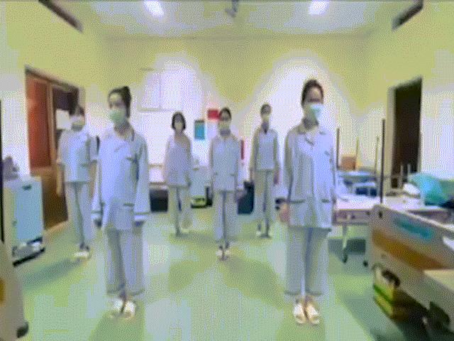 Tin tức trong ngày - Clip: "Bóng hồng" của Vietnam Airlines đi dép tổ ong nhảy "Vũ điệu rửa tay"