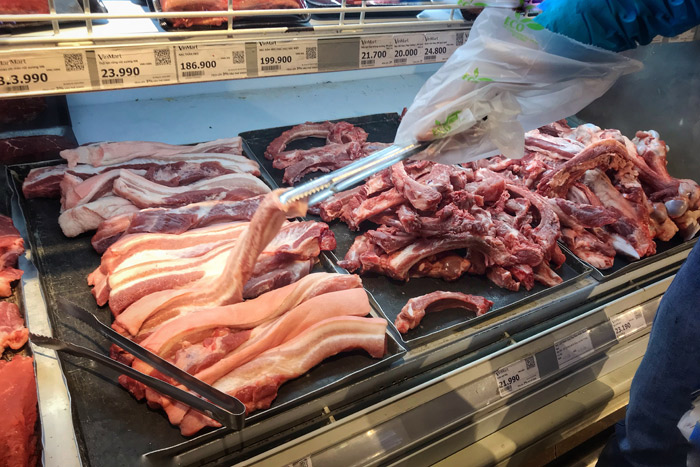 Do ảnh hưởng của Covid-19, các loại thực phẩm, đặc biệt là thịt lợn tươi có sự thay đổi bất thường về giá.