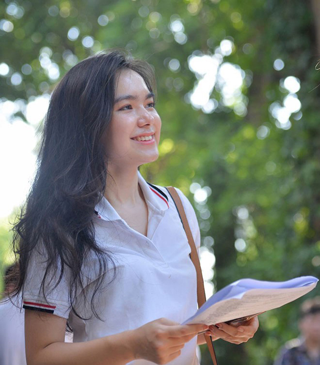Hồ Thiên Trang (cựu nữ sinh trường THPT Trần Phú, Hà Nội) là một trong những gương mặt gây chú ý nhất kỳ thi THPT Quốc gia 2019. 