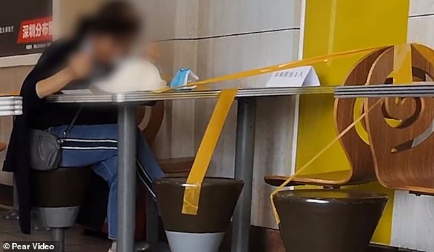 Mỗi chiếc bàn chỉ được phép có một người ngồi ăn (Nguồn: Dailymail)