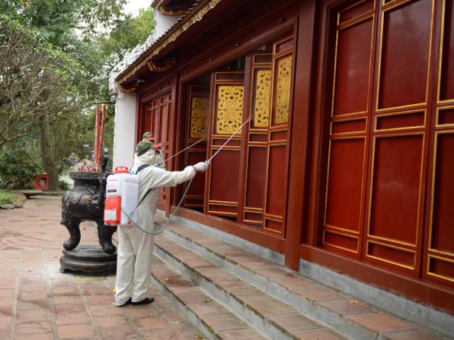Tin tức trong ngày - Nhiều di tích ở Hà Nội được phun khử trùng phòng dịch Covid-19