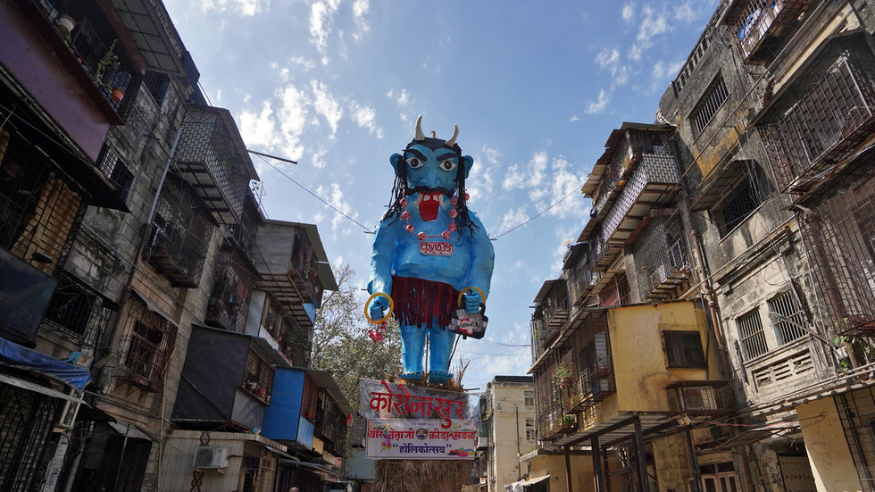 Hình nộm “quỷ Covid-19” khổng lồ tại Ấn Độ (ảnh: RT)