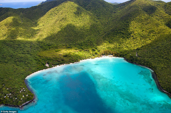 Maho, quần đảoVirgin: Khi lựa chọn địa điểm nghỉ dưỡng tại bãi biển Maho, du khách có thể thức dậy sớm để chiêm ngưỡng rùa biển đẻ trứng và chiêm ngưỡng phong cảnh tuyệt mỹ ở đây.
