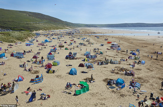 Woolacombe, Anh quốc: Với bãi cát rộng và phẳng, đây là địa điểm tắm nắng ưa thích của người dân địa phương và du khách nước ngoài.
