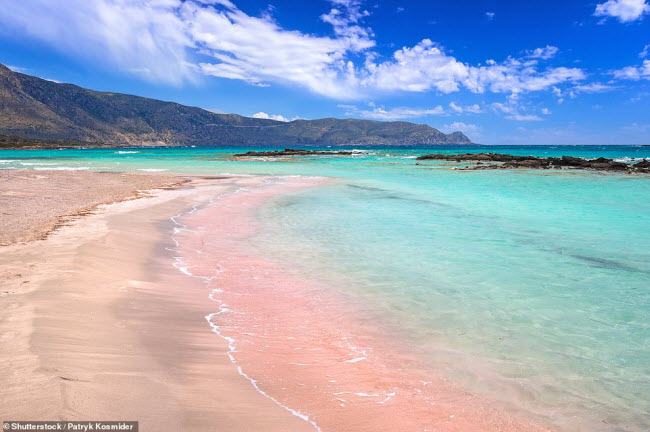 Elafonissi Beach, Hi Lạp: Nét độc đáo của bãi biển này là có cát màu hồng tương phản với nước trong xanh như ngọc.
